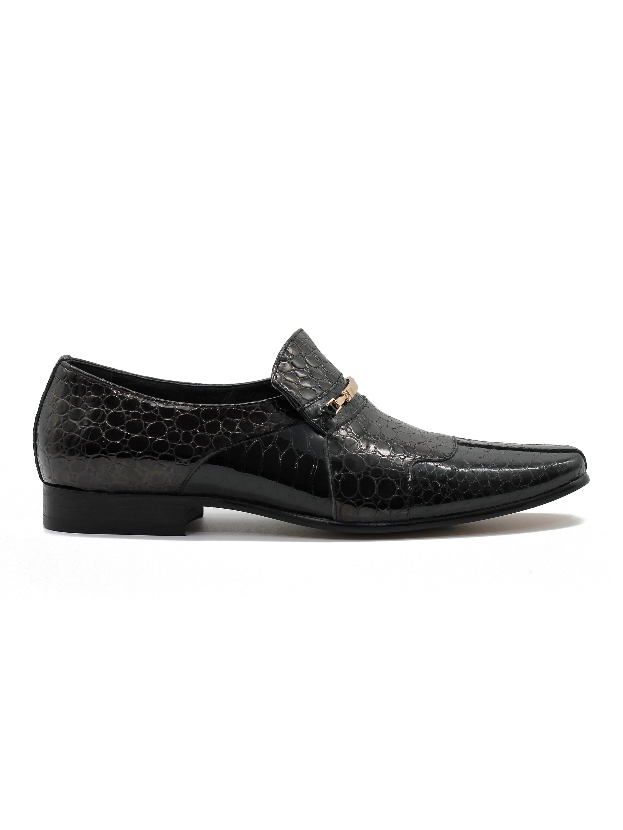 Musta kiiltonahka dress-loafer: Tyylikäs askel, joka tekee vaikutuksen.